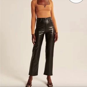 Abercrombie NWT Ankle Straight Ultra High Rise Faux Leather Pant, Size 28 Short